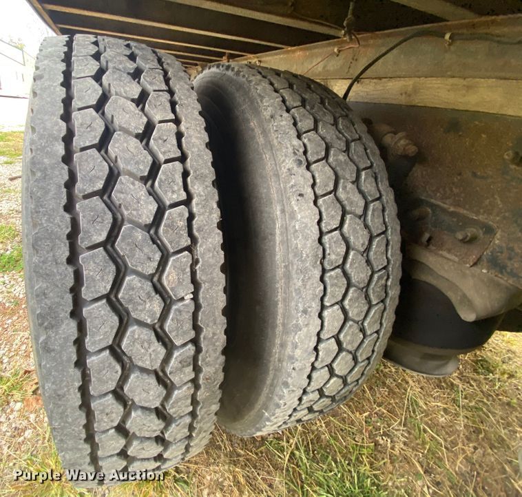 image for item HE9847 2003 Freightliner Cascadia  box truck