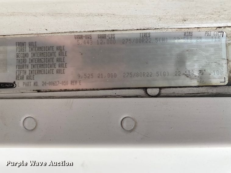 image for item HE9847 2003 Freightliner Cascadia  box truck