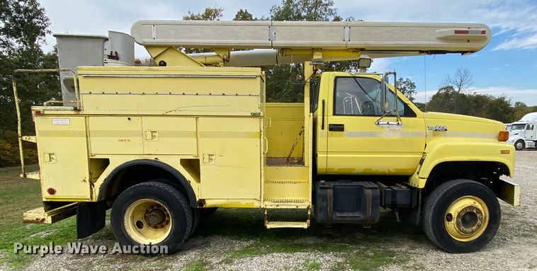 image for item HE9848 1991 GMC TopKick C6500  bucket truck
