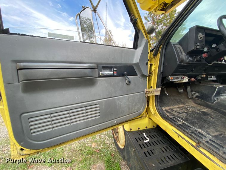 image for item HE9848 1991 GMC TopKick C6500  bucket truck