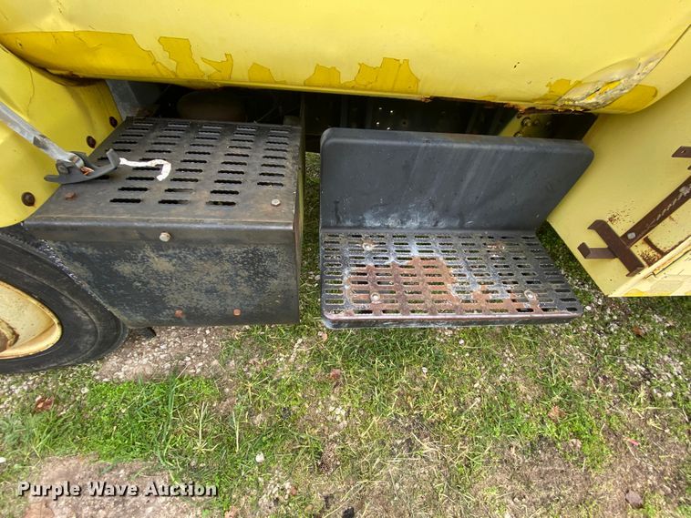 image for item HE9848 1991 GMC TopKick C6500  bucket truck