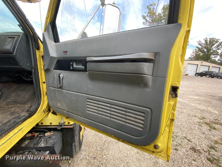 image for item HE9848 1991 GMC TopKick C6500  bucket truck