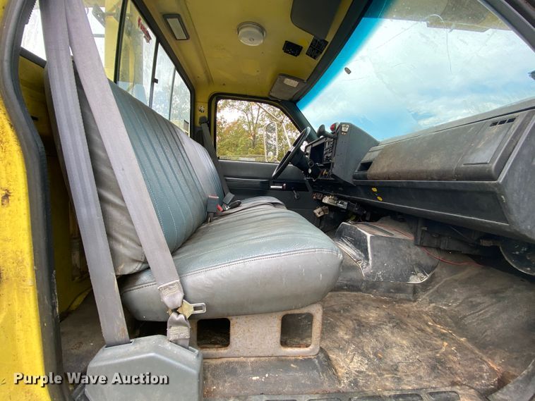 image for item HE9848 1991 GMC TopKick C6500  bucket truck