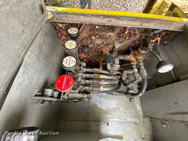 image for item HE9848 1991 GMC TopKick C6500  bucket truck