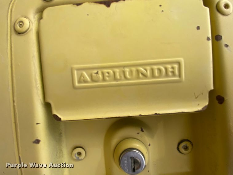 image for item HE9848 1991 GMC TopKick C6500  bucket truck