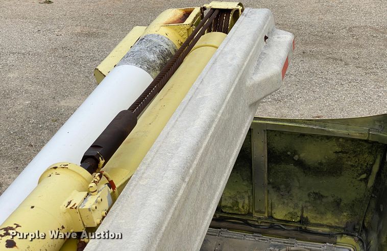 image for item HE9848 1991 GMC TopKick C6500  bucket truck