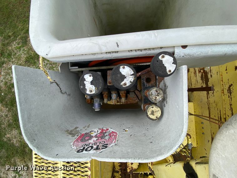 image for item HE9848 1991 GMC TopKick C6500  bucket truck