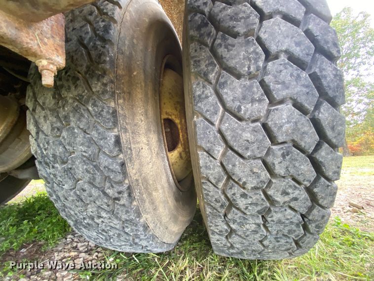 image for item HE9848 1991 GMC TopKick C6500  bucket truck