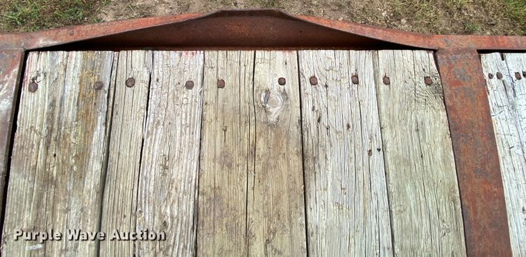 image for item HE9851 1995 Boerne flatbed trailer