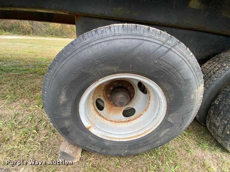 image for item HE9851 1995 Boerne flatbed trailer