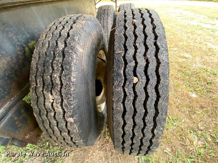 image for item HE9851 1995 Boerne flatbed trailer