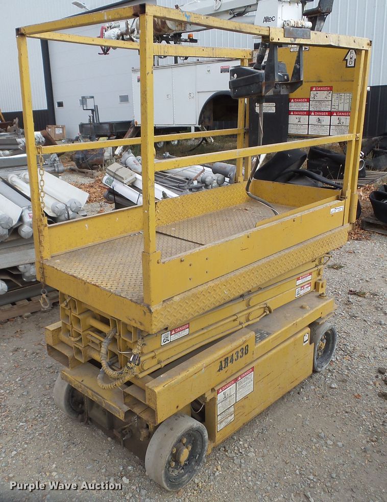 image for item HF9679 1996 Grove SM2232E  scissor lift