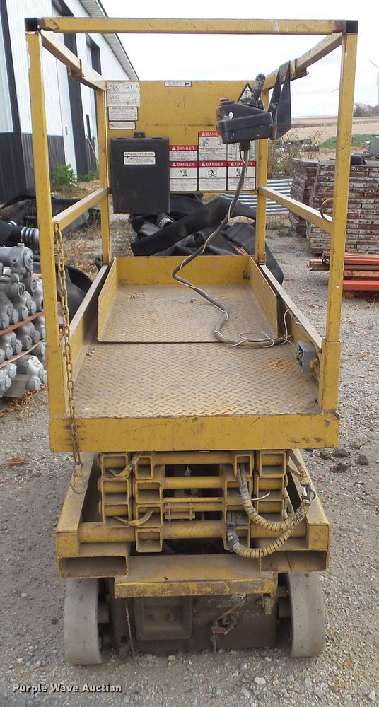 image for item HF9679 1996 Grove SM2232E  scissor lift