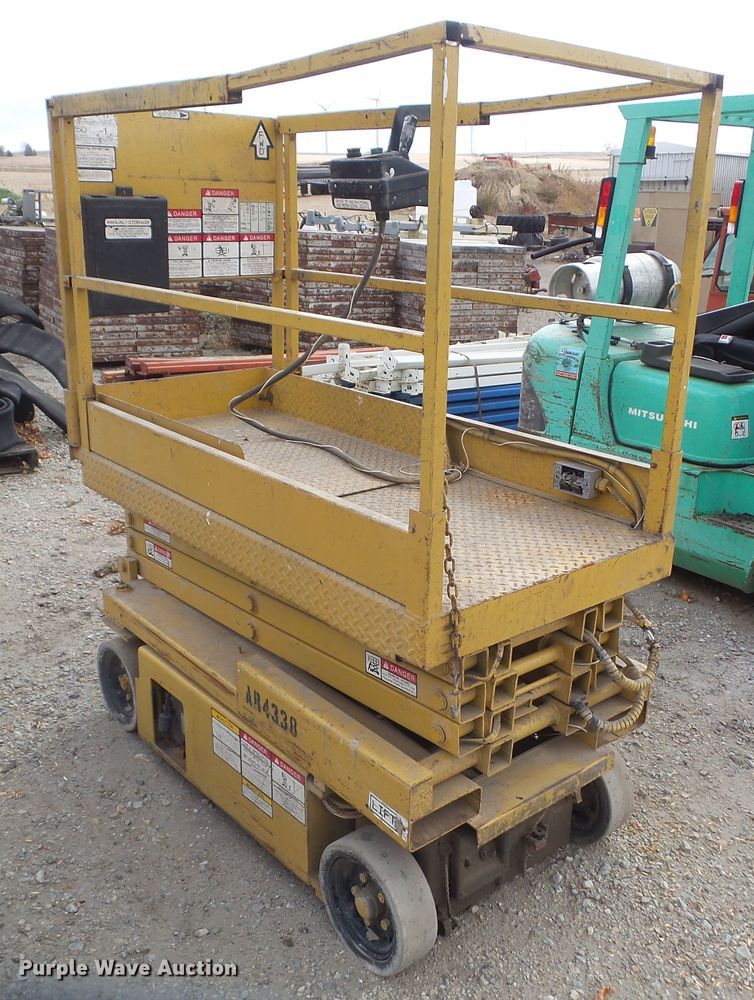 image for item HF9679 1996 Grove SM2232E  scissor lift