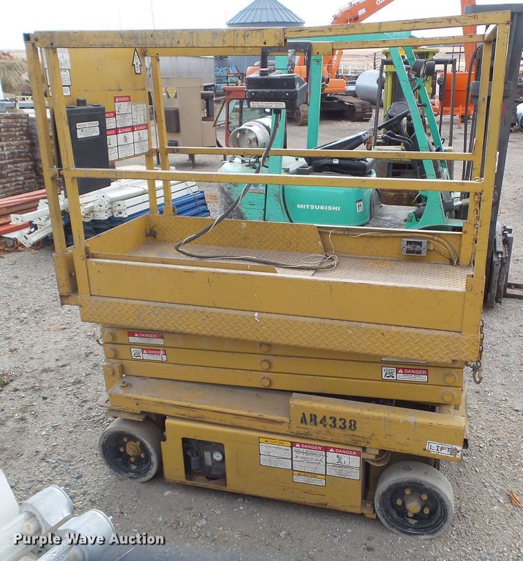 image for item HF9679 1996 Grove SM2232E  scissor lift