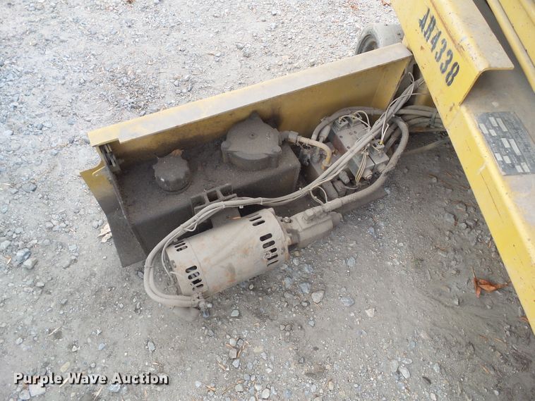 image for item HF9679 1996 Grove SM2232E  scissor lift