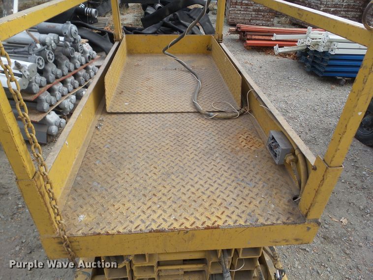 image for item HF9679 1996 Grove SM2232E  scissor lift