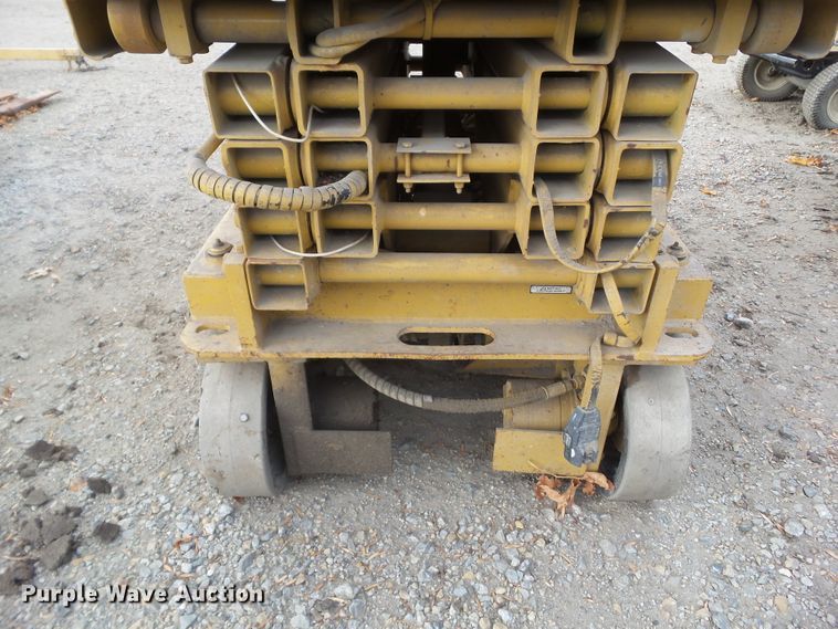 image for item HF9679 1996 Grove SM2232E  scissor lift
