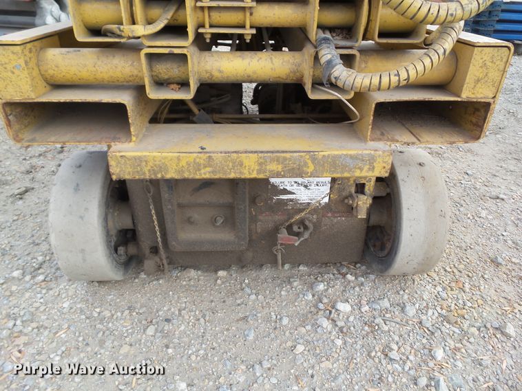 image for item HF9679 1996 Grove SM2232E  scissor lift