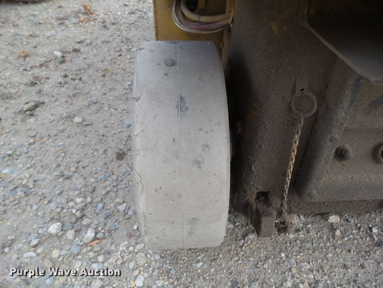 image for item HF9679 1996 Grove SM2232E  scissor lift