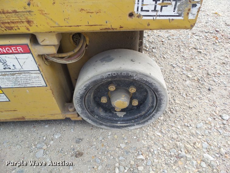 image for item HF9679 1996 Grove SM2232E  scissor lift