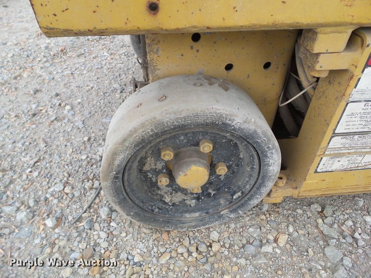 image for item HF9679 1996 Grove SM2232E  scissor lift