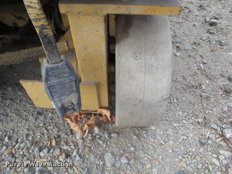 image for item HF9679 1996 Grove SM2232E  scissor lift