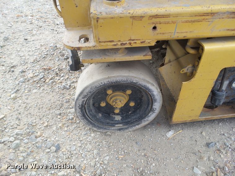 image for item HF9679 1996 Grove SM2232E  scissor lift