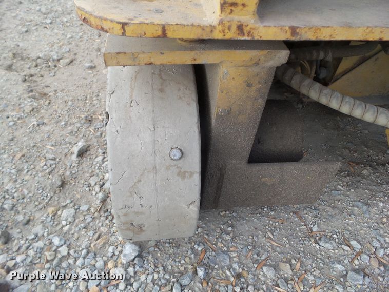 image for item HF9679 1996 Grove SM2232E  scissor lift