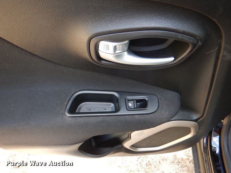 image for item HK9517 2017 Jeep Renegade Sport  SUV