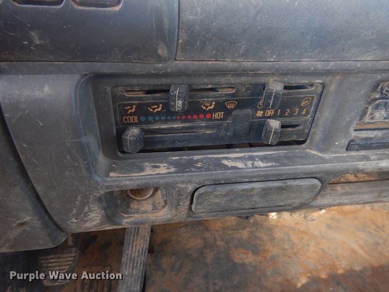 image for item HO9187 1995 Isuzu NPR  flatbed truck