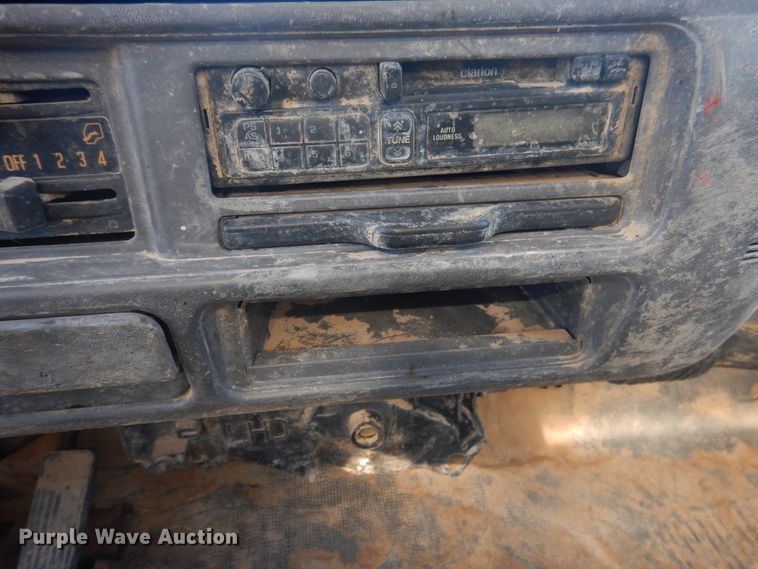 image for item HO9187 1995 Isuzu NPR  flatbed truck