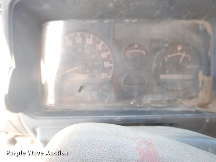 image for item HO9187 1995 Isuzu NPR  flatbed truck