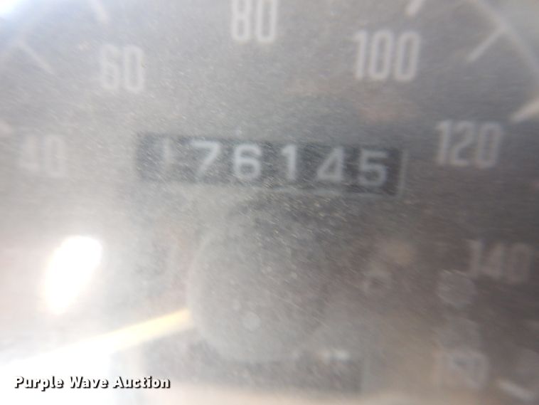 image for item HO9187 1995 Isuzu NPR  flatbed truck