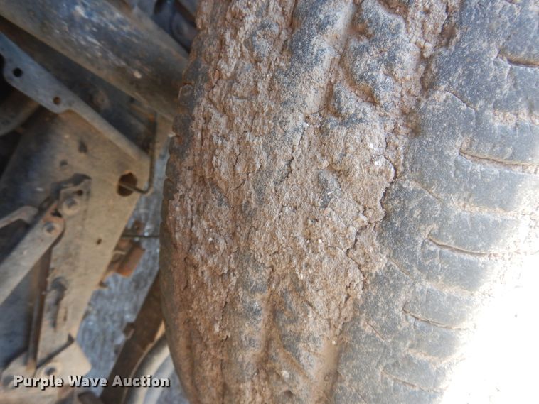 image for item HO9187 1995 Isuzu NPR  flatbed truck