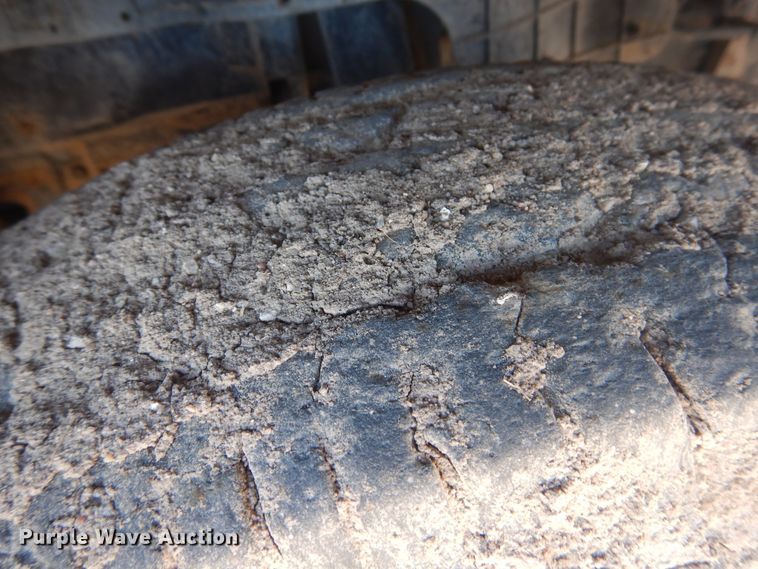 image for item HO9187 1995 Isuzu NPR  flatbed truck