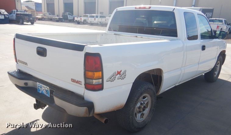 image for item HO9238 2004 GMC Sierra 1500  Ext. Cab pickup truck