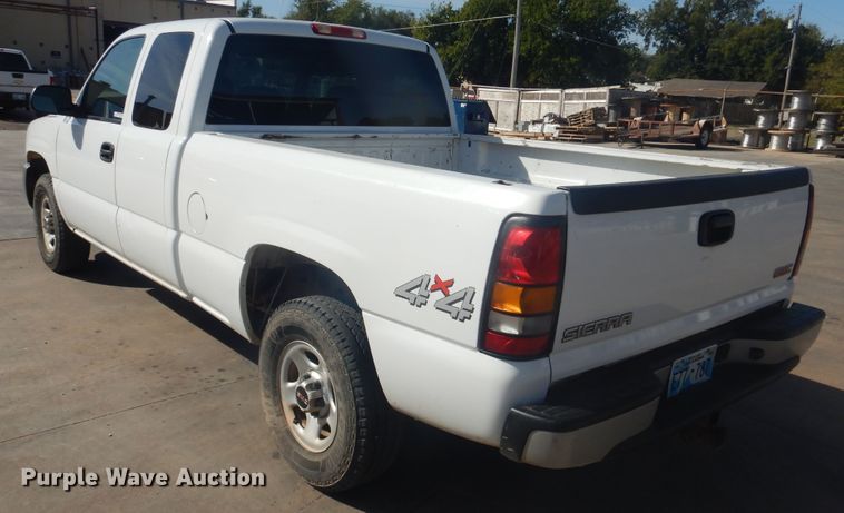 image for item HO9238 2004 GMC Sierra 1500  Ext. Cab pickup truck