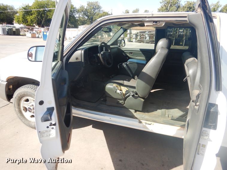 image for item HO9238 2004 GMC Sierra 1500  Ext. Cab pickup truck