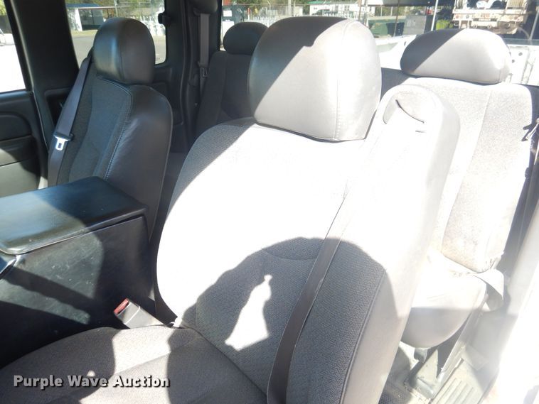 image for item HO9238 2004 GMC Sierra 1500  Ext. Cab pickup truck