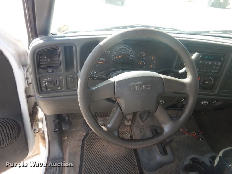 image for item HO9238 2004 GMC Sierra 1500  Ext. Cab pickup truck