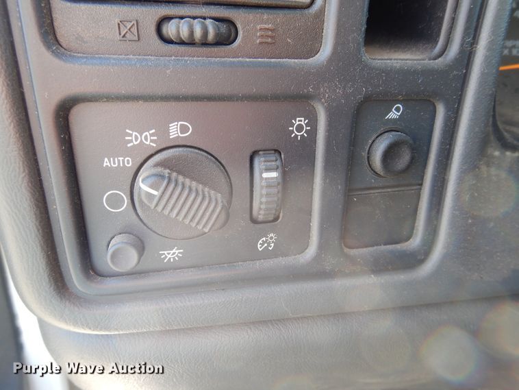 image for item HO9238 2004 GMC Sierra 1500  Ext. Cab pickup truck