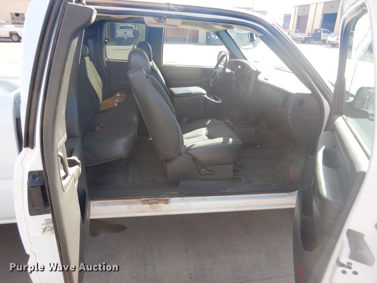 image for item HO9238 2004 GMC Sierra 1500  Ext. Cab pickup truck