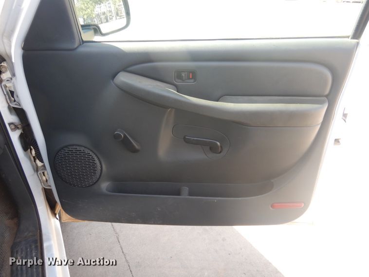 image for item HO9238 2004 GMC Sierra 1500  Ext. Cab pickup truck