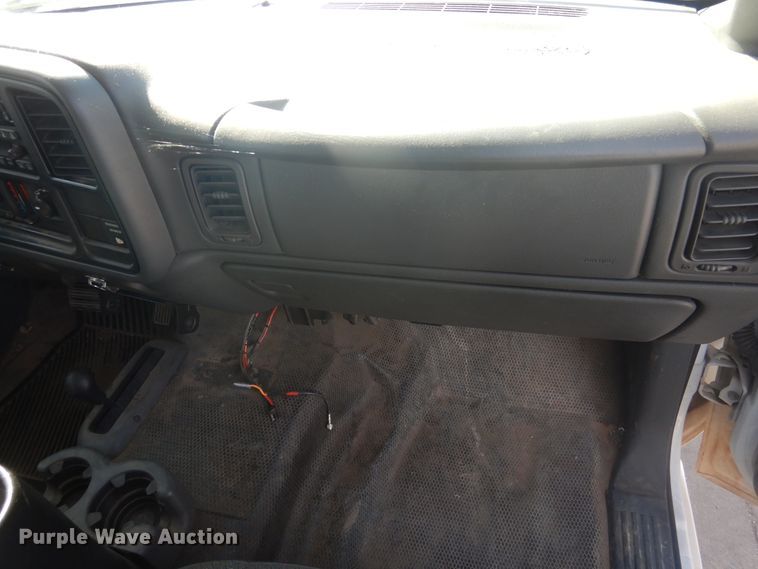 image for item HO9238 2004 GMC Sierra 1500  Ext. Cab pickup truck