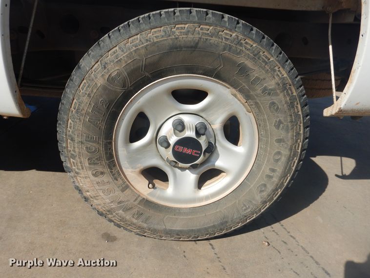 image for item HO9238 2004 GMC Sierra 1500  Ext. Cab pickup truck