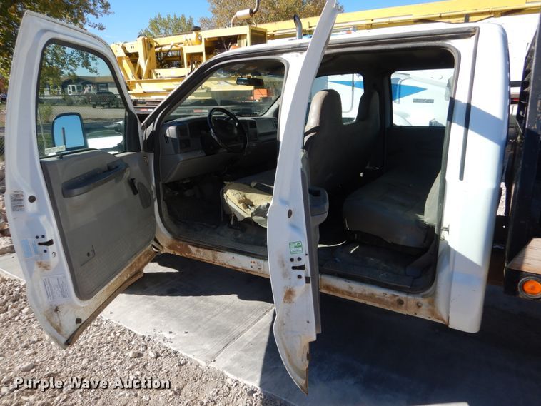 image for item HS9364 2001 Ford F450 Super Duty  Crew Cab flatbed truck
