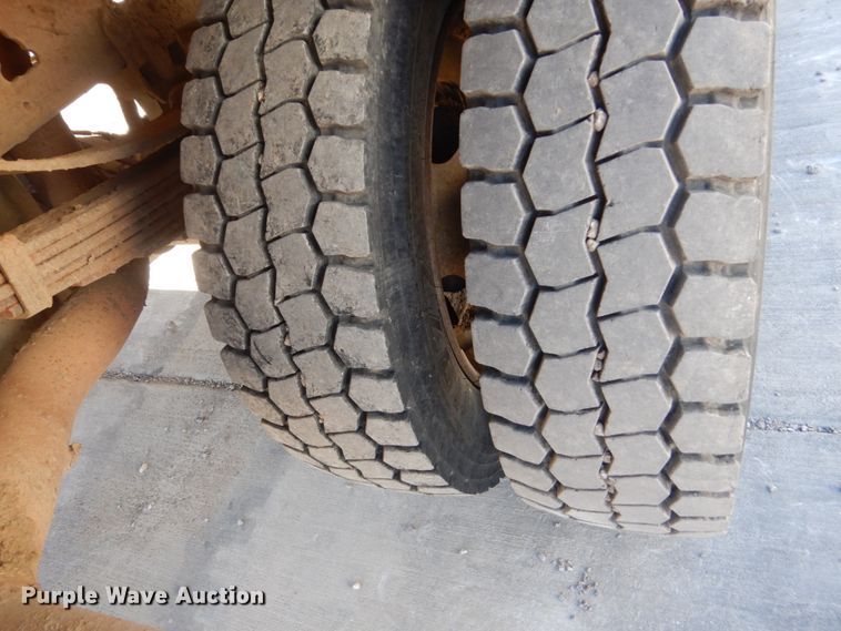 image for item HS9364 2001 Ford F450 Super Duty  Crew Cab flatbed truck