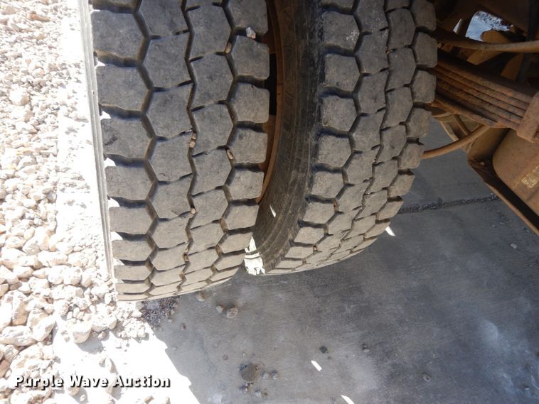 image for item HS9364 2001 Ford F450 Super Duty  Crew Cab flatbed truck