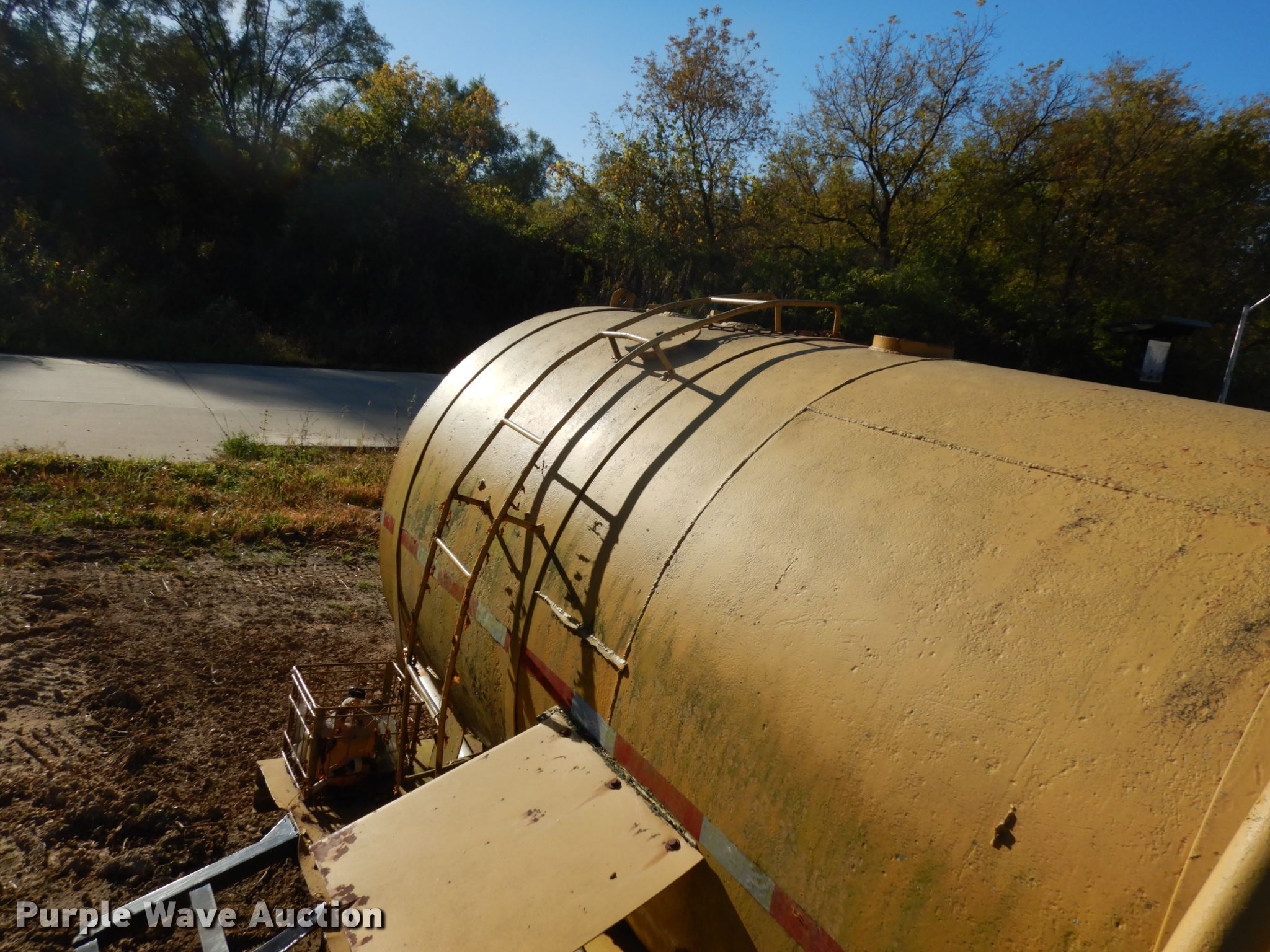Water tank bed in Platteville, WI Item HD9070 sold Purple Wave